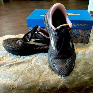 Brooks Adrenaline GTS 22 size 8 grey